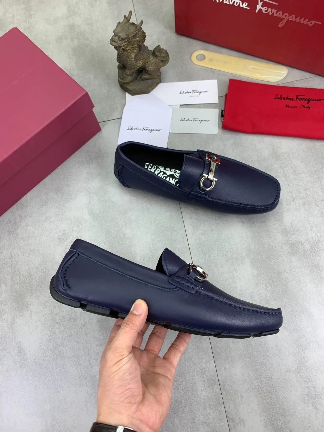 Men's shoes 💰P542 New model, high quality [Ferragamo/Ferragamo] Latest lazy slip-on shoes Original imported calfskin, imported cowhide lining + original luxury metal buckle + original combination outsole Comparison without pressure Code number: 38-45